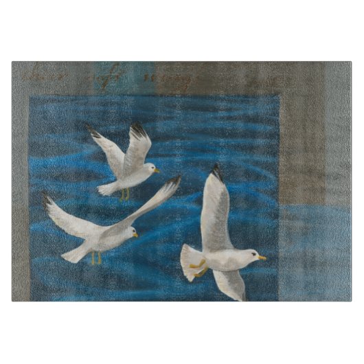 Drie witte zeegarren die over het water vliegen snijplank (Voorkant)