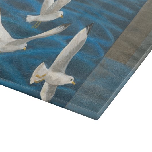 Drie witte zeegarren die over het water vliegen snijplank (Hoek)