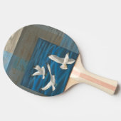 Drie witte zeegarren die over het water vliegen tafeltennisbatje (Zijkant)