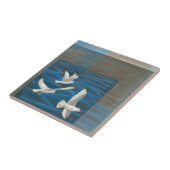 Drie witte zeegarren die over het water vliegen tegeltje (Zijkant)