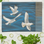 Drie witte zeegarren die over het water vliegen theedoek (Gevouwen)