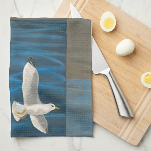 Drie witte zeegarren die over het water vliegen theedoek (Quarter Fold)