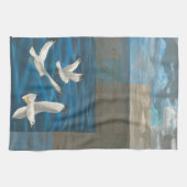Drie witte zeegarren die over het water vliegen theedoek (Horizontaal)