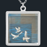Drie witte zeegarren die over het water vliegen zilver vergulden ketting<br><div class="desc">Moet je weg? Doe het door dit schilderij te kiezen van kunstenaar Tara Friel die drie zeemijlen vertegenwoordigt die over het water vliegen. Het zicht op de golven van de oceaan en de levendige kleuren maken dit ontwerp zeer realistisch.</div>