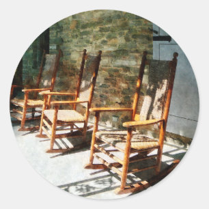 Drie Wooden Rocking Chairs op Sunny Porch Ronde Sticker