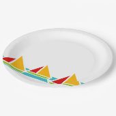 Drie zeilboten in heldere kleuren papieren bordje (Gekanteld)