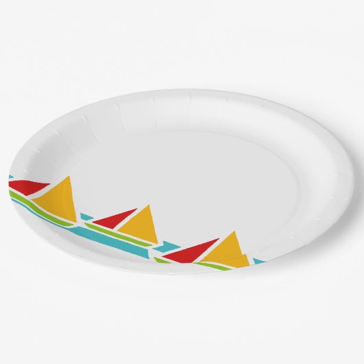 Drie zeilboten in heldere kleuren papieren bordje (Gekanteld)