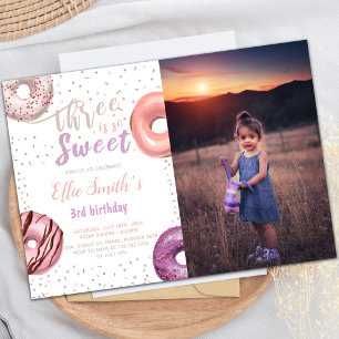 Drie zoete roze donut Birthday Invitation foto Kaart
