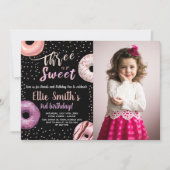 Drie zoete zwarte foto donut verjaardag uitnodigin kaart (Voorkant)