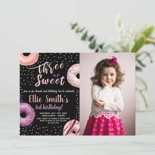 Drie zoete zwarte foto donut verjaardag uitnodigin kaart (Staand voorkant)