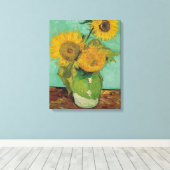Drie zonnebloemen in een vaas, Vincent van Gogh. Canvas Afdruk (Insitu (Houten vloer))