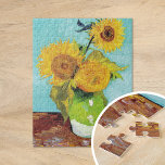 Drie zonnebloemen | Vincent van Gogh Legpuzzel<br><div class="desc">Three Sunflowers (1888) van Vincent van Gogh is een levendig stilleven dat de kenmerkende dikke penseelstreken en het gedurfde kleurgebruik van de kunstenaar laat zien. Het schilderij toont drie zonnebloemen in een eenvoudige vaas, hun gouden bloemblaadjes contrasteren tegen de aqua blauwe achtergrond. Van Goghs levendige gele palet brengt energie en...</div>