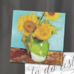 Drie zonnebloemen | Vincent Van Gogh Magnet<br><div class="desc">Drie zonnebloemen (1888) van de Nederlandse kunstenaar Vincent Van Gogh. Origineel kunstschilderij is een olie op doek die een nog leven van felgele zonnebloemen tegen een turkooisachtergrond weergeeft. Gebruik de ontwerphulpmiddelen om douanetekst toe te voegen of het afbeelding te personaliseren.</div>