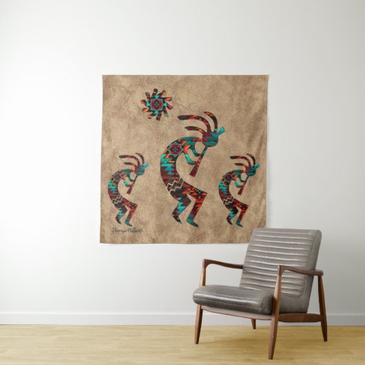 Drie Zuidwest Kokopelli Tapestry Wandkleed (In situ)
