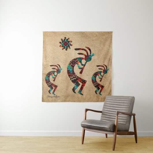 Drie Zuidwest Kokopelli Tapestry Wandkleed (In situ)