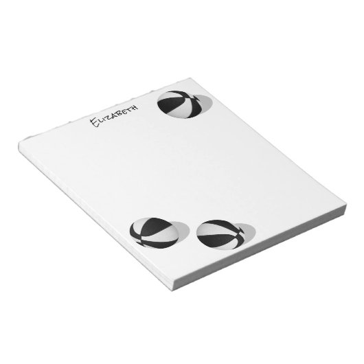 Drie zwart wit basketballen aangepaste naam notitieblok (Schuin)