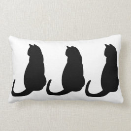 Drie zwarte katten kussen