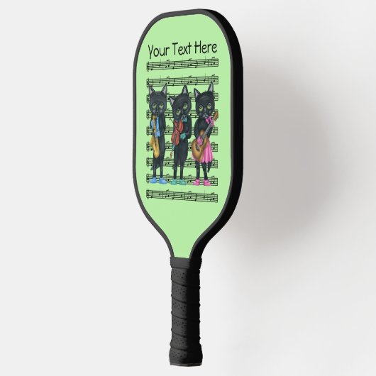 Drie zwarte katten spelen muziek op Notes Green Pickleball Paddle (Links)