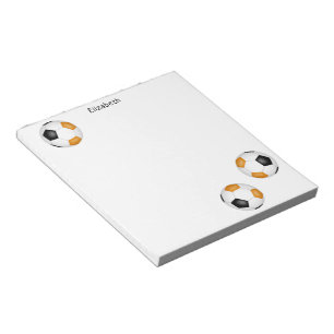 Drie zwarte oranje voetballen gepersonaliseerd notitieblok