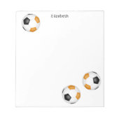 Drie zwarte oranje voetballen gepersonaliseerd notitieblok (Voorkant)