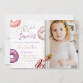 Drie zweet Donut Birthday-uitnodigingen met foto Kaart (Voorkant)