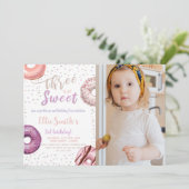 Drie zweet Donut Birthday-uitnodigingen met foto Kaart (Staand voorkant)