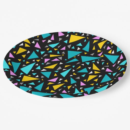 Driehoeken blauw gele kleuren op een zwarte achter papieren bordje (Gekanteld)