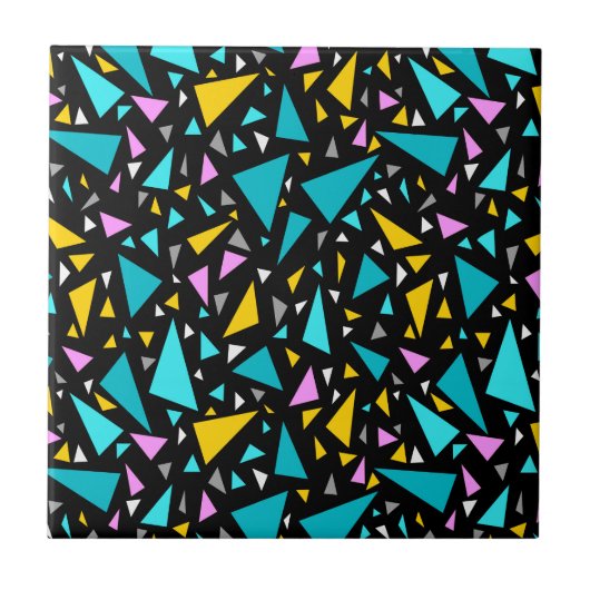 Driehoeken blauw gele kleuren op een zwarte achter tegeltje (Voorkant)