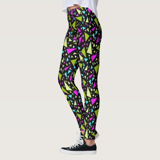 Driehoeken groene karmozijnrode kleuren op zwarte leggings (Links)