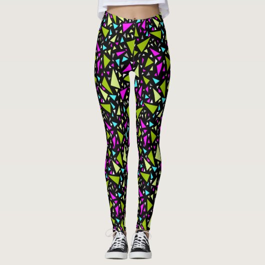 Driehoeken groene karmozijnrode kleuren op zwarte leggings (Voorkant)