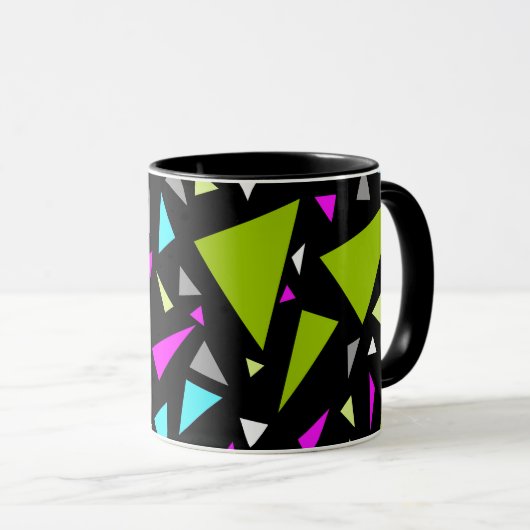 Driehoeken groene karmozijnrode kleuren op zwarte  mok (Voorkant rechts)