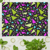 Driehoeken groene karmozijnrode kleuren op zwarte theedoek (Gevouwen)