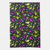 Driehoeken groene karmozijnrode kleuren op zwarte theedoek (Verticaal)