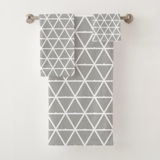 Driehoekig geometrisch patroon op zilvergrijs bad handdoek (Insitu)