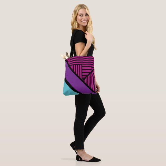 Driehoekige strepen - roze, Paarse, blauw en zwart Tote Bag (Op model)