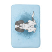Driekleurige Cavalier King Charles Spaniel Hond Op Badmat (Voorkant Verticaal)