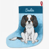 Driekleurige Cavalier King Charles Spaniel Hond Op Grote Kerstsok (Achterkant)