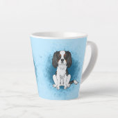 Driekleurige Cavalier King Charles Spaniel Hond Op Latte Mok (Rechterhoek)