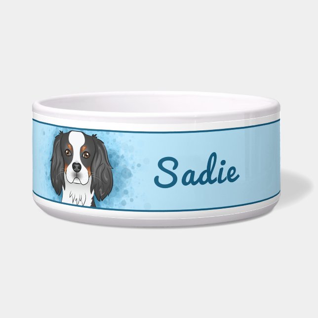 Driekleurige Cavalier King Charles Spaniel Hond Op Voerbakje (Voorkant)