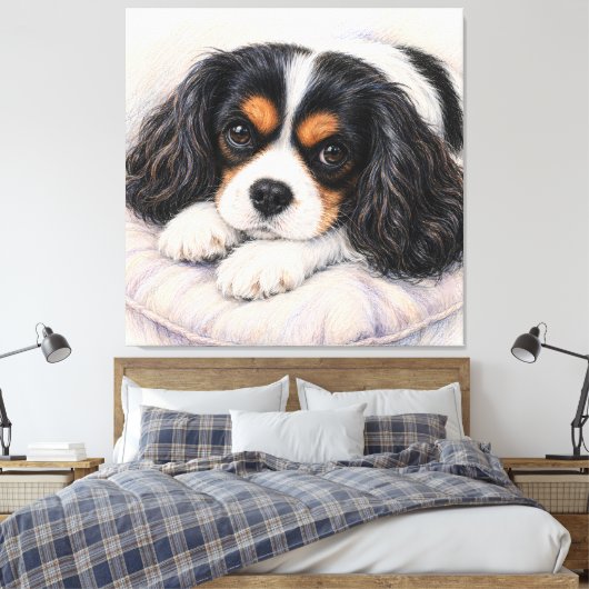 Driekleurige Cavalier King Charles Spaniel rustend Canvas Afdruk (Insitu (Slaapkamer))