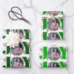 Driekleurige groene Joy Christmas vakantiefoto Inpakpapier Vel<br><div class="desc">Driekleurige groene Vreugde Kerstmis vakantie foto Wrapping Paper Sheets. Elk vel toont een patroon van het woord "JOY" in verschillende groene tinten met rode bessen en groen,  terwijl in plaats van de letter "O" er uw foto is.</div>