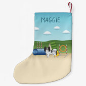 Driekleurige Papillon Agility Hond Met Aangepaste  Kleine Kerstsok (Achterkant)