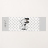 Driekleurige Papillon-hond met poten en aangepaste Yogamat (Voorkant (horizontaal))