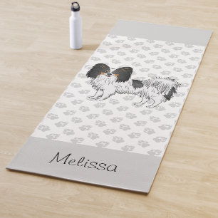 Driekleurige Papillon-hond met poten en aangepaste Yogamat