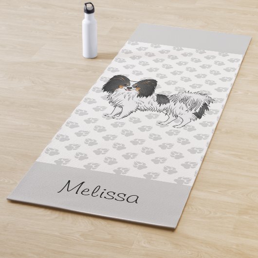 Driekleurige Papillon-hond met poten en aangepaste Yogamat (In situ)