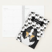Driekleurige Sheltie-hond met hondenbot en naam Planner (Display)