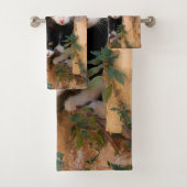 Driekundige kat Kittens wordt geconfronteerd met g Bad Handdoek (Insitu)