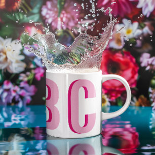Drieletter-monogram in roze en gestapeld en vet koffiemok