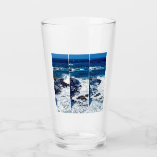 Drieluik van stormende golven op rotsen glas