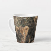 Drietal leeuwenwelpen met moeder latte mok (Linkerhoek)
